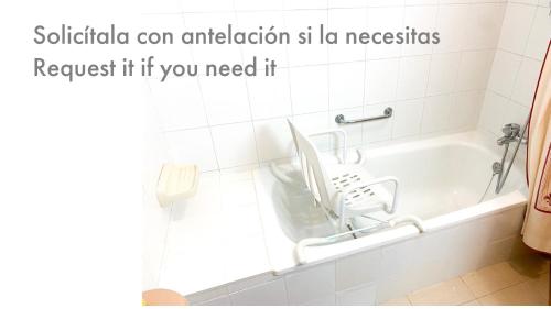 a bathroom with a bath tub with a chair in it at Apartamento vacacional Paradise in Arona