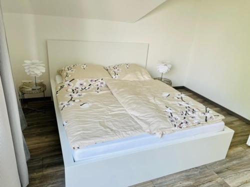 Una cama blanca con pájaros en un dormitorio en Apartment 160qm 5 Schlafzimmer 1 Wohnzimmer Terrasse und Balkon en Wilhelmshaven