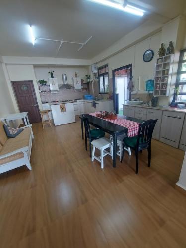 een keuken en eetkamer met een tafel en stoelen bij GIFTLAND HOMESTAY in Aizawl