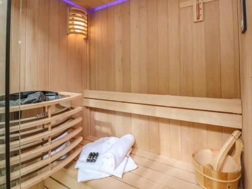 uma sauna com paredes e pisos em madeira em The Nest em Prestatyn
