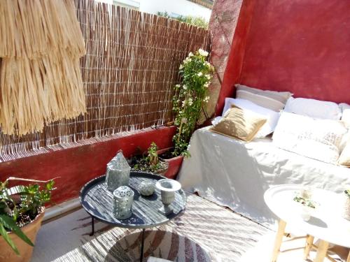 Elle comprend un petit balcon avec un lit et une table. dans l'établissement La maison perchée, à Aigues-Mortes