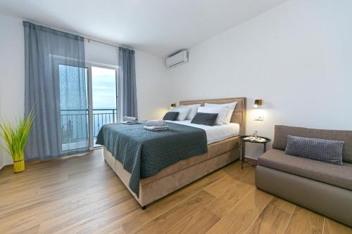 a bedroom with a bed and a couch at Apartment Vidra in Brela