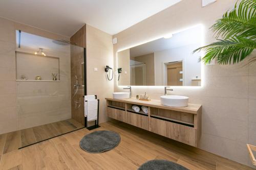 a bathroom with two sinks and a large mirror at Apartment Vidra in Brela