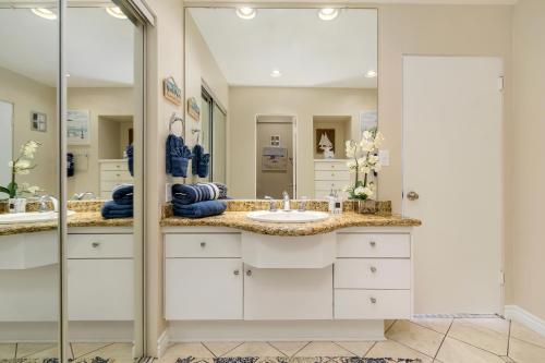uma casa de banho com um lavatório e um espelho em 674 Updated Studio inside the gates of the Resort em Encinitas