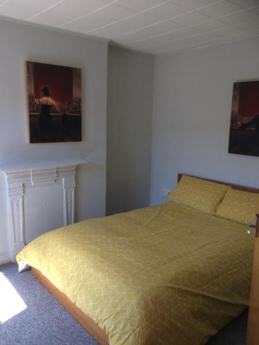 um quarto com uma cama e um quadro na parede em Hockham em Kings Lynn