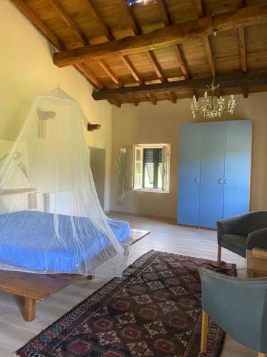 1 dormitorio con 1 cama con mosquitera en Tenuta Il Colle di Tiglio en Barga