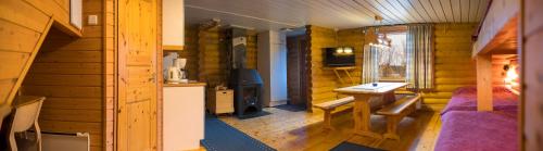 a room with a kitchen and a table in a cabin at Tunturikeskus Galdotieva in Leppäjärvi