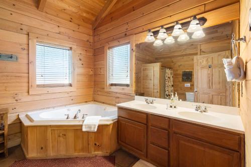 Bilik mandi di Moose Lodge w/HotTub