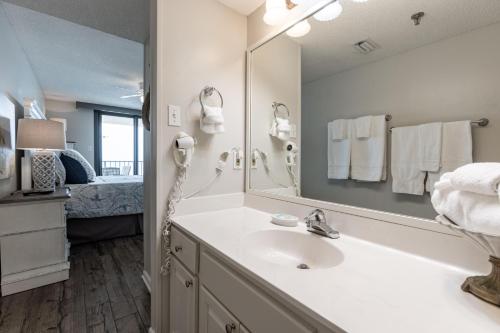 ein Bad mit einem Waschbecken und einem Spiegel in der Unterkunft Phoenix III 3084 in Orange Beach
