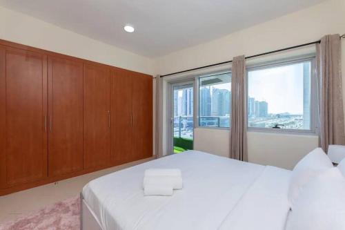 Postel nebo postele na pokoji v ubytování Dubai Marine Perfect Location -Walk To The Beach !