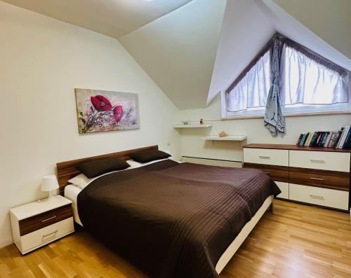 ein Schlafzimmer mit einem großen Bett und einem Fenster in der Unterkunft Superior-Apartment mit Pool und Seezugang in Velden am Wörthersee