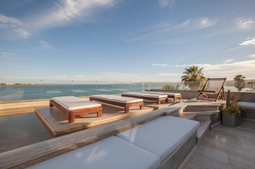 a pool with benches and tables on top of a building at Malecón 1680 in La Paz