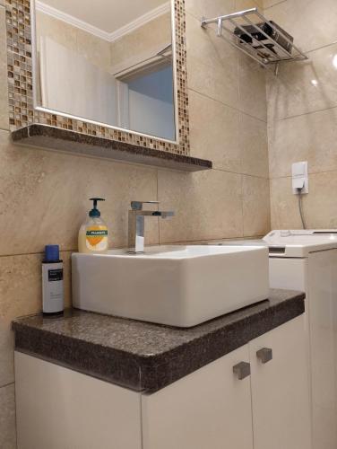 Ένα μπάνιο στο Villa George Sea View with pool - Triopetra