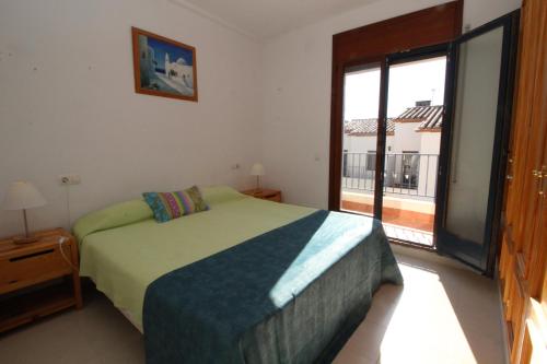 ein Schlafzimmer mit einem Bett und einem großen Fenster in der Unterkunft L' Escala Casa Ventalló Xcv26 in L'Escala