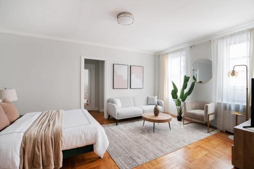 um quarto branco com uma cama e uma sala de estar em 105 -5G Brand New Studio prime location Elevator em Nova York