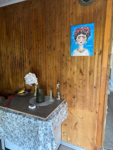 einen Tisch in einem Raum mit einem Gemälde an der Wand in der Unterkunft Real Holidays Antoniadou - Rustic House in Elaiokhórion