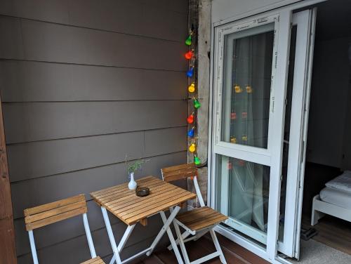una mesa y sillas en el porche de una casa en New Private Rooms Fuerth en Fürth