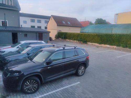 un todoterreno negro estacionado en un estacionamiento en Sun-House Pension&Restaurant -ParkingFree- en Praga