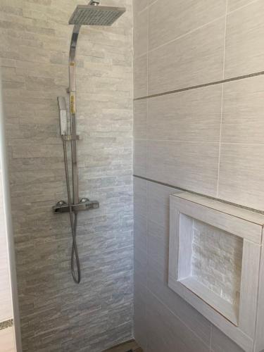 une douche avec pommeau de douche dans une salle de bain dans l'établissement Magnifique Villa idéalement située, à Puget-sur Argens