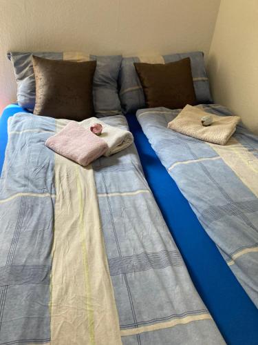 two beds sitting next to each other in a room at Toll Apartment mit privatem Eingang free Parking Slbst Check-in 30 Zone ruhig keine Ferienwohnung in Duisburg