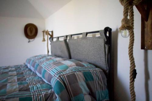 Bett mit Daunendecke in einem Zimmer in der Unterkunft Casa Salitto San Michele in Olevano sul Tusciano