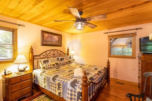 Postel nebo postele na pokoji v ubytování Beary Blessed Cabin