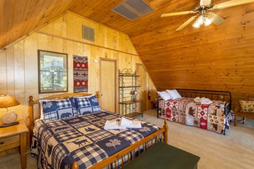 Postel nebo postele na pokoji v ubytování Beary Blessed Cabin