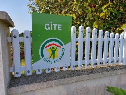 Sijil, anugerah, tanda atau dokumen lain yang dipamerkan di TY ANN maison avec jardin clos de mur, à proximité des commerces et à 3km des plages
