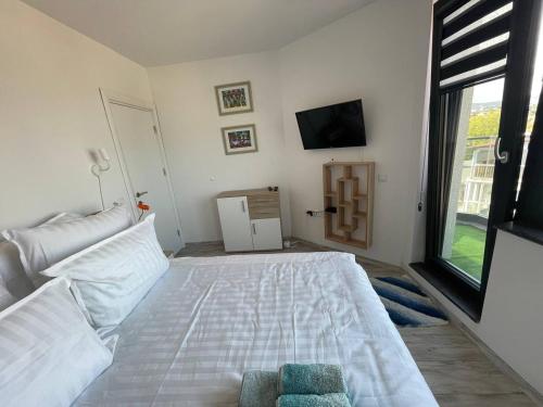 Säng eller sängar i ett rum på Panoramic apartment in Varna with underground parking