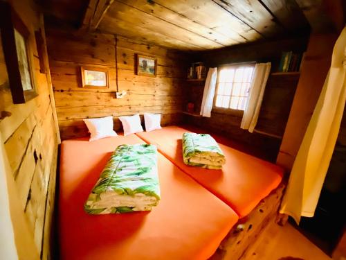 um pequeno quarto com duas camas num camarote em Zum Stillen Unicum em Axalp