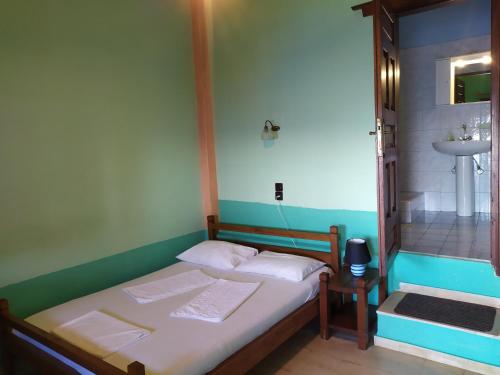 Dormitorio pequeño con cama y ducha en Double studio room in Mylopotamos with beautifull view, en Tsagkarada
