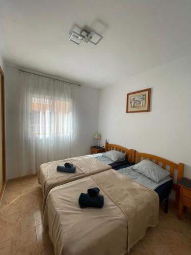 dwa łóżka w pokoju hotelowym z ręcznikami na nich w obiekcie Apartment Goya w mieście Torrevieja