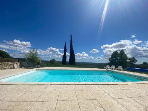 Bazén v ubytovaní Domaine en Provence alebo v jeho blízkosti