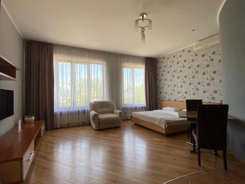 1 dormitorio con 1 cama, 1 mesa y 1 silla en Parus en Chernivtsi