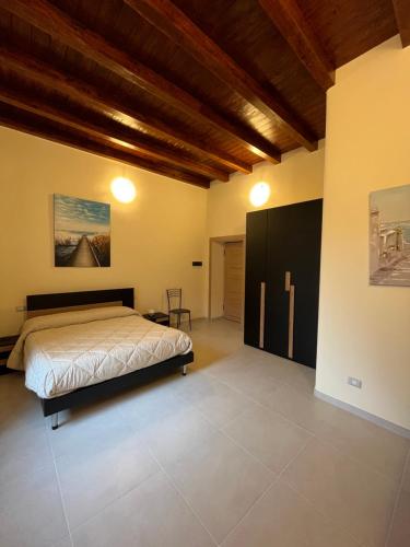 a bedroom with a bed and a wooden ceiling at IN CENTRO Rooms and Apartments in Isola del Liri