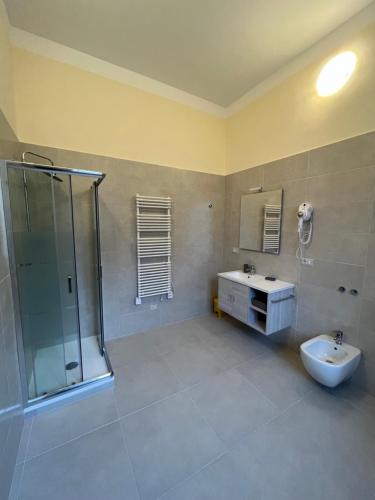 a bathroom with a shower and a toilet and a sink at IN CENTRO Rooms and Apartments in Isola del Liri