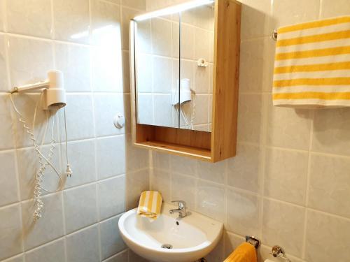 bagno con lavandino e specchio di Bauernhof Pension Juri a Obergösel