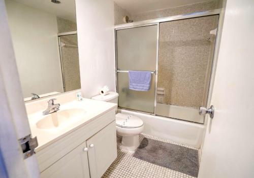 Miami Hollywood Condo 2BD With Ocean View 005-21mar في هوليوود: حمام مع مرحاض ومغسلة ودش