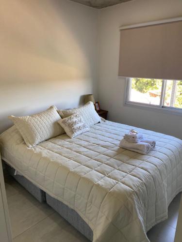 Cama o camas de una habitación en Cómodo apartamento nuevo, zona aeropuerto!