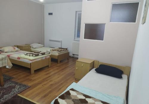 Cette chambre comprend 3 lits. dans l'établissement Apartman Đoladuma, à Gacko