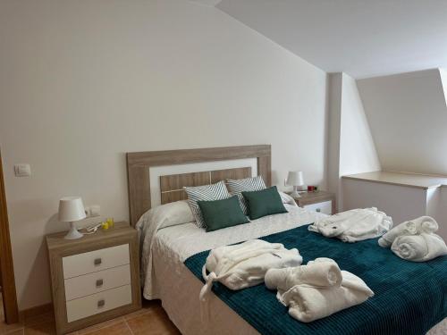 um quarto com duas toalhas numa cama em Ático de Carmen em Cee