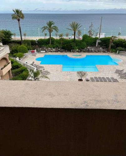- une vue sur la piscine de la plage dans l'établissement Appartement vue sur mer, à Cannes