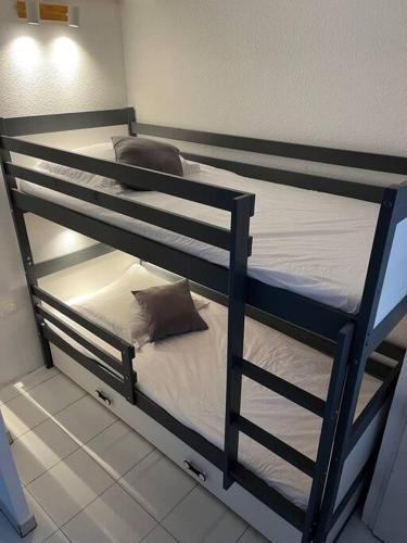 quelques lits superposés dans une chambre dans l'établissement Appartement vue sur mer, à Cannes