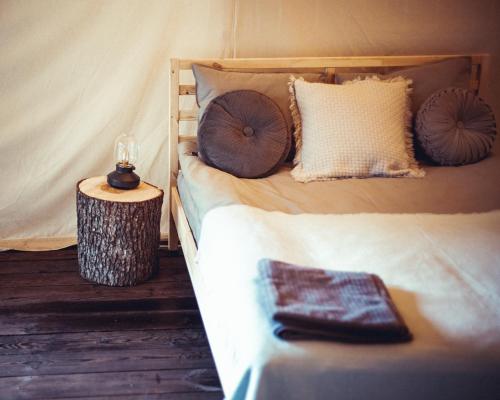 Een bed of bedden in een kamer bij Boho Park Glamping