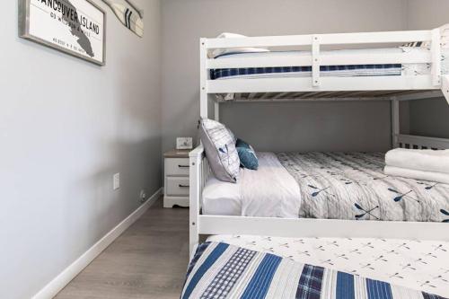 Katil atau katil-katil dalam bilik di Lovely 2 bedroom suite steps from The beach