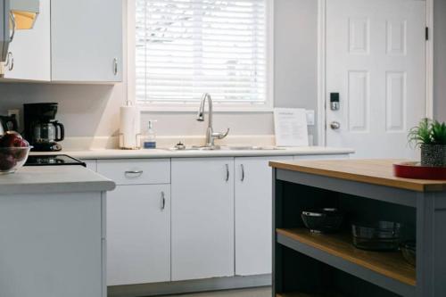 Dapur atau dapur kecil di Lovely 2 bedroom suite steps from The beach