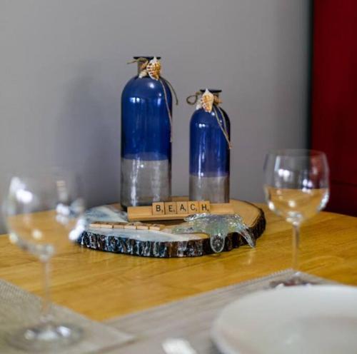 Minuman di Lovely 2 bedroom suite steps from The beach