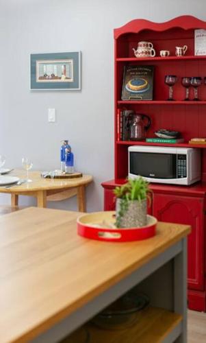 Dapur atau dapur kecil di Lovely 2 bedroom suite steps from The beach