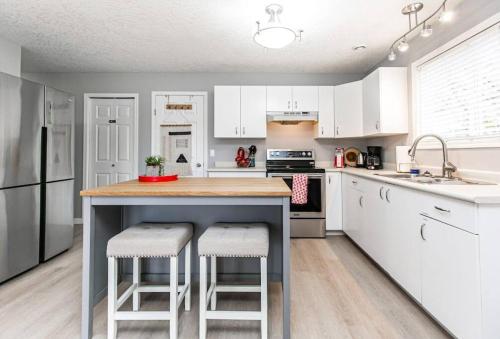 Dapur atau dapur kecil di Lovely 2 bedroom suite steps from The beach