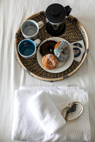 Kemudahan buat kopi dan teh di Lovely 2 bedroom suite steps from The beach